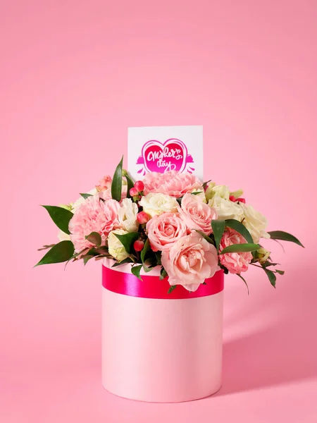 Caixa Com Flores Para Dia Das Mães Sobre Fundo Cor — Fotografia de Stock