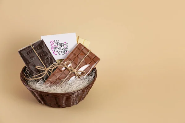 Korb Mit Schokolade Zum Muttertag Auf Farbigem Hintergrund — Stockfoto