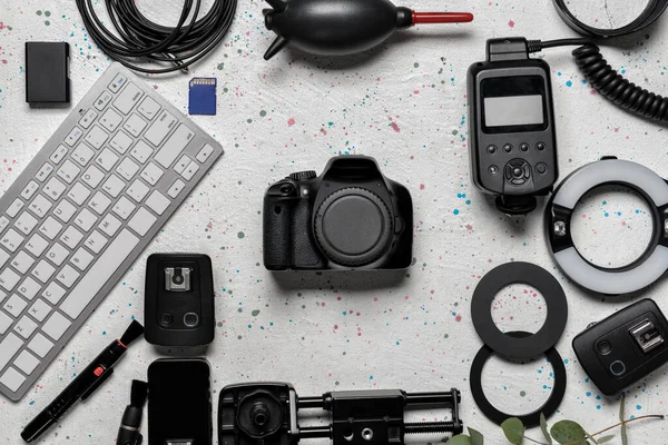 Equipamento Fotógrafo Moderno Com Teclado Computador Fundo Branco — Fotografia de Stock