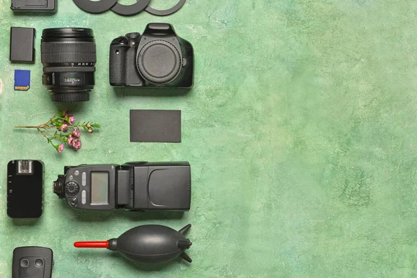 Equipamento Fotógrafo Moderno Com Cartão Sobre Fundo Cor — Fotografia de Stock