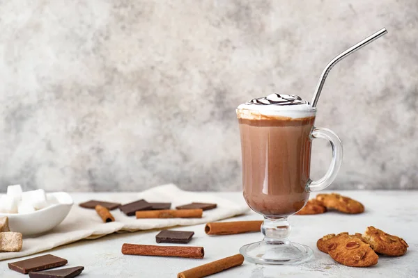 テーブルの上のホット チョコレートのカップ — ストック写真