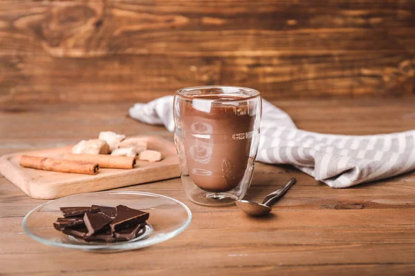 テーブルの上にホットチョコレートのガラス — ストック写真