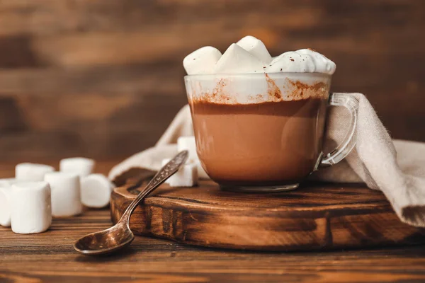 テーブルにマシュマロとホット チョコレートのカップ — ストック写真