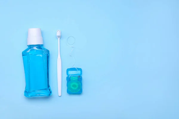 Escova Dentes Com Pasta Fio Dental Enxaguamento Bucal Fundo Cor — Fotografia de Stock