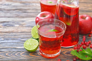 Masada bir bardak lezzetli soğuk çay.