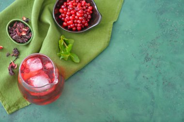 Renkli bir sürahi lezzetli soğuk çay.