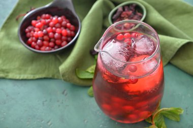 Renkli bir sürahi lezzetli soğuk çay.