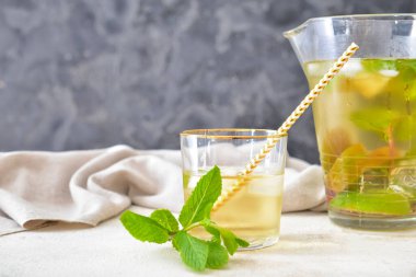 Masada bir bardak lezzetli soğuk çay.