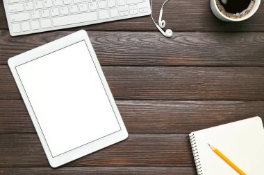 Tablet bilgisayar, PC klavye ve ahşap arkaplan kırtasiyesi