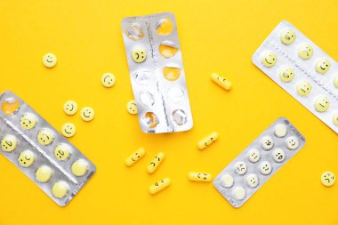 Kabarcık paketleri ve farklı renkte yüzler çizilmiş haplar