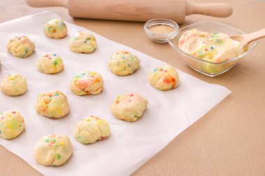 Renkli arka planda pişmemiş kurabiyeler