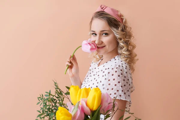 Hermosa Mujer Joven Con Ramo Flores Sobre Fondo Color —  Fotos de Stock