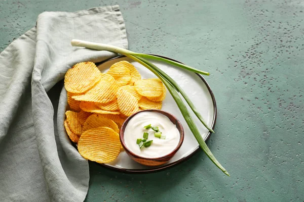 Tasty Sour Cream Green Onion Potato Chips Table — Stock Photo, Image