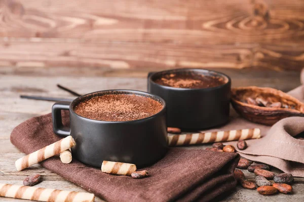 Cangkir Cokelat Panas Latar Belakang Kayu — Stok Foto