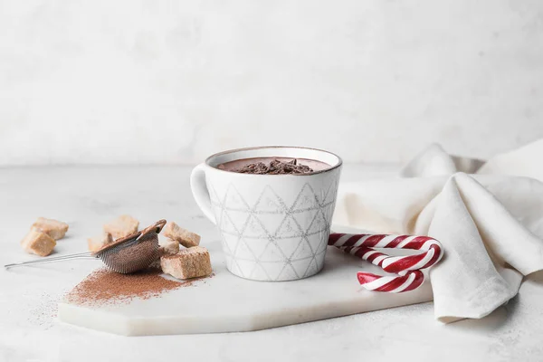 Tasse Heiße Schokolade Und Zuckerstangen Auf Hellem Tisch — Stockfoto