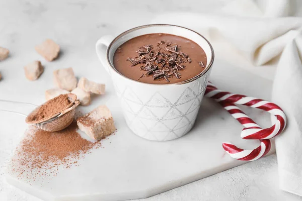 Tasse Heiße Schokolade Und Zuckerstangen Auf Hellem Tisch — Stockfoto