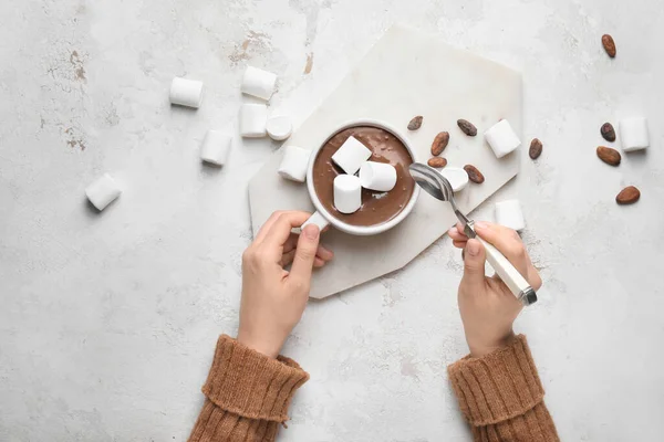 Vrouwelijke Handen Met Kopje Warme Chocolademelk Marshmallows Witte Achtergrond — Stockfoto