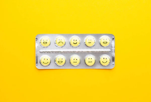 Blister Pack Pills Drawn Faces Color Background — Stock Photo, Image