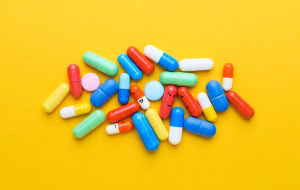 Pillen Met Getrokken Gezichten Kleur Achtergrond — Stockfoto