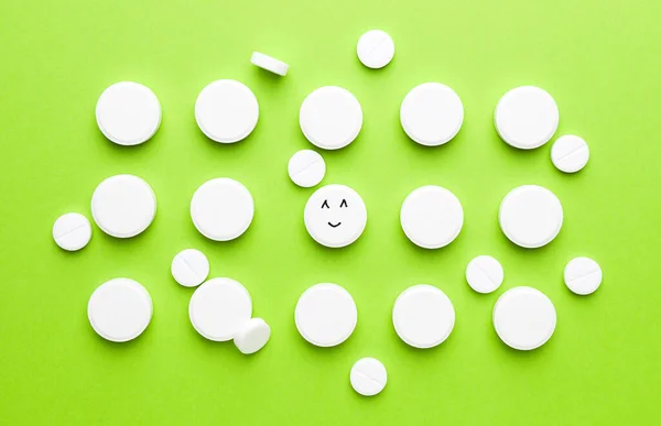 One Pill Drawn Happy Face White Ones Color Background — Stock Photo, Image