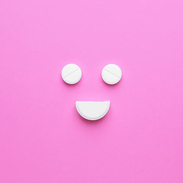 Happy Gezicht Gemaakt Van Pillen Kleur Achtergrond — Stockfoto