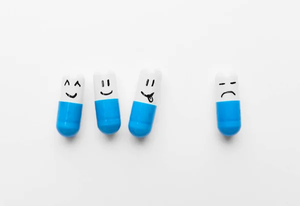 Pillole Con Diverse Facce Disegnate Sfondo Bianco — Foto Stock