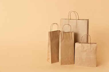 Renk arkaplanında kağıt alışveriş torbaları