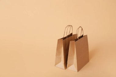 Renk arkaplanında kağıt alışveriş torbaları