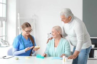 Doktor klinikteki yaşlı çifte hap veriyor.