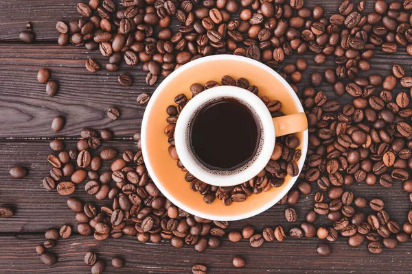 Kopje Hete Koffie Bonen Houten Achtergrond — Stockfoto