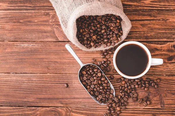 Samenstelling Met Kopje Hete Koffie Bonen Houten Ondergrond — Stockfoto