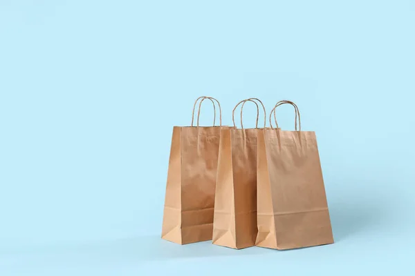 色の背景に紙のショッピングバッグ — ストック写真
