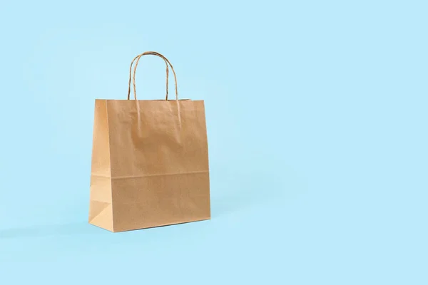 色の背景に紙のショッピングバッグ — ストック写真