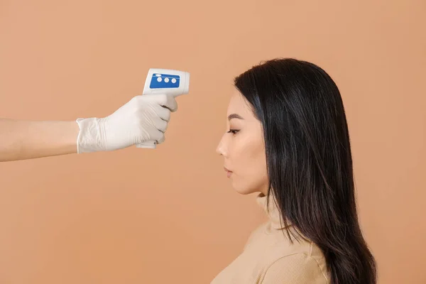 Medico Misurazione Della Temperatura Della Donna Asiatica Sfondo Colore Concetto — Foto Stock