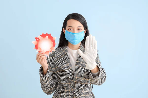 保護マスクとカラー背景にストップジェスチャーを示すコロナウイルスのモデルでアジアの女性 流行の概念 — ストック写真