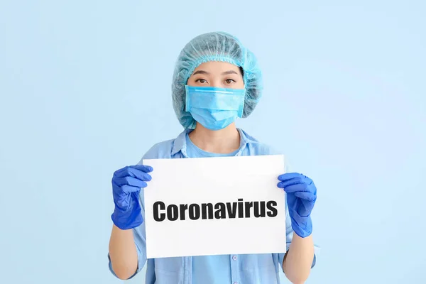 Asiatisk Læge Holder Papirark Med Tekst Coronavirus Farve Baggrund - Stock-foto