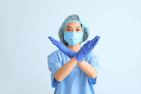 Asiatisk Läkare Visar Stopp Gest Färg Bakgrund Begreppet Epidemi — Stockfoto