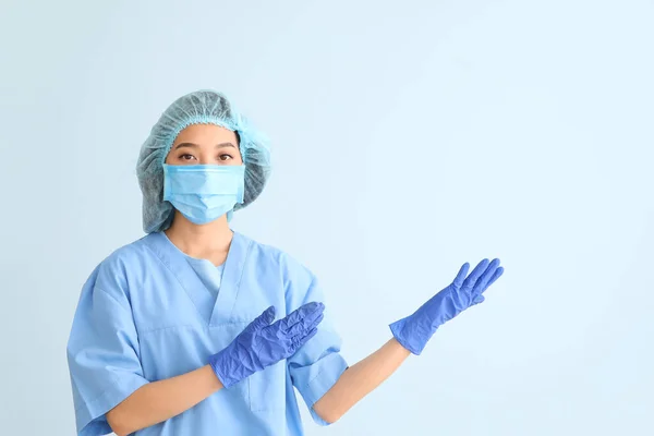 Asiatisk Läkare Visar Något Färg Bakgrund Begreppet Epidemi — Stockfoto