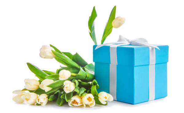 Geschenk Box Und Schöne Blumen Auf Weißem Hintergrund — Stockfoto