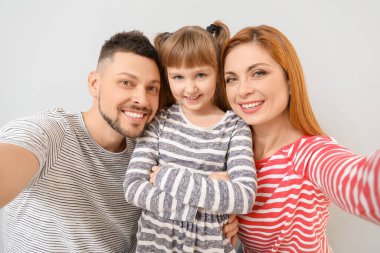 Aile arka planda selfie çekiyor.