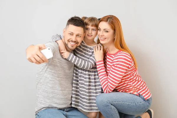 Family Taking Selfie Light Background — Stock Photo, Image