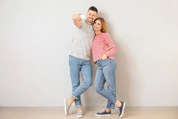 Pareja Tomando Selfie Cerca Pared Luz — Foto de Stock