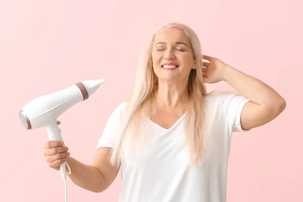 Mulher Madura Bonita Com Secador Cabelo Fundo Cor — Fotografia de Stock