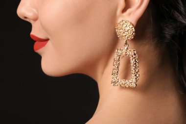 Güzel takı koyu arka plan, closeup üzerinde olan kadın