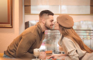 Kafede romantik bir randevuda olan mutlu genç çift
