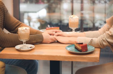 Kafede romantik bir randevuda olan mutlu genç çift