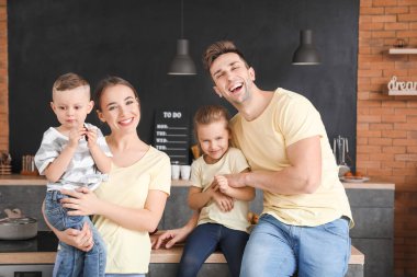 Genç bir aile mutfakta.