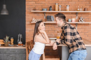 Mutfakta genç bir çift.