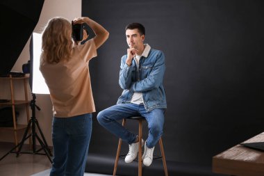 Stüdyo modeliyle çalışan profesyonel fotoğrafçı