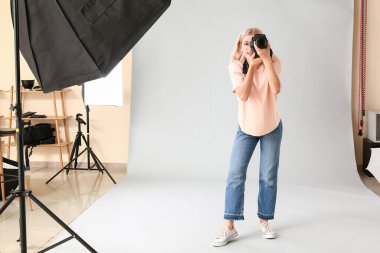 Stüdyoda çalışan profesyonel fotoğrafçı